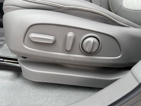 Used 2023 Chevrolet Bolt EUV Premier image 11