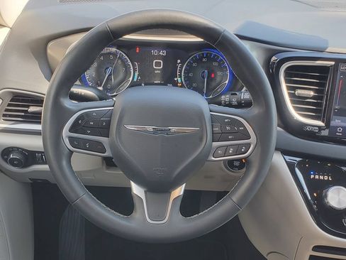 Used 2023 Chrysler Pacifica Touring-L FWD image 12