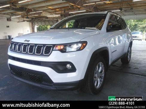 Used 2024 Jeep Compass Latitude AWD/4WD image 1