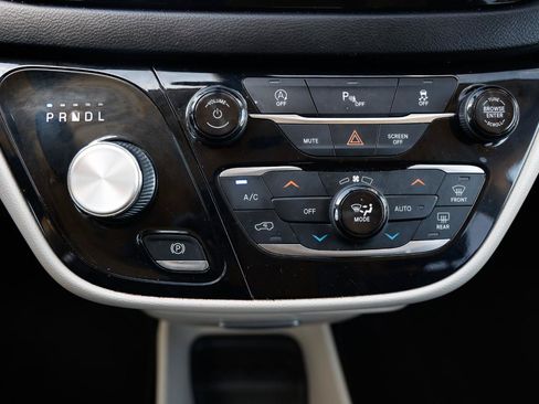 Used 2019 Chrysler Pacifica Touring-L FWD image 33