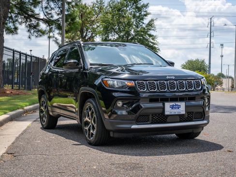 Used 2025 Jeep Compass Limited AWD/4WD image 3