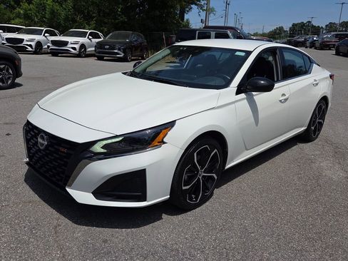 Used 2025 Nissan Altima 2.5 SR FWD image 3
