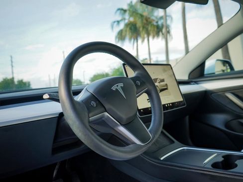 Used 2023 Tesla Model 3 Standard Range image 9