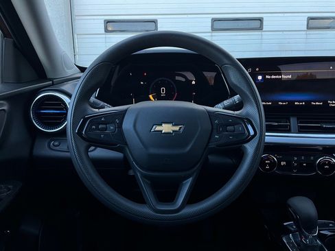 Used 2025 Chevrolet Trax LT image 30