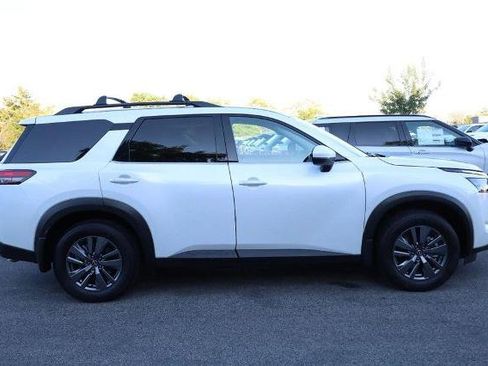 Certified 2025 Nissan Pathfinder SV w/ SV Premium Package FWD image 5