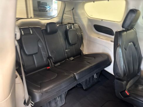 Used 2022 Chrysler Pacifica Touring-L FWD image 15