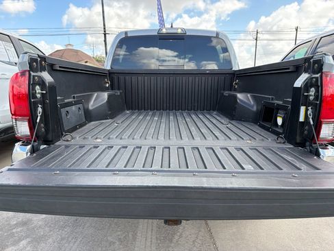 Used 2018 Toyota Tacoma TRD Off-Road AWD/4WD image 33
