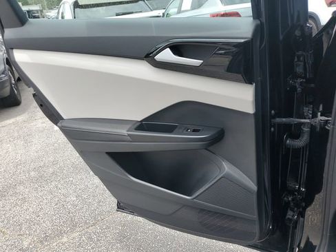 Certified 2025 Volkswagen Taos S FWD image 13