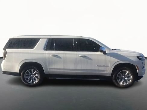 Used 2025 Chevrolet Suburban Premier image 2