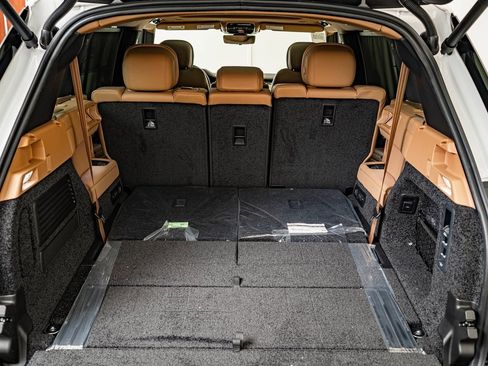 New 2026 Land Rover Range Rover Long Wheelbase SE image 18