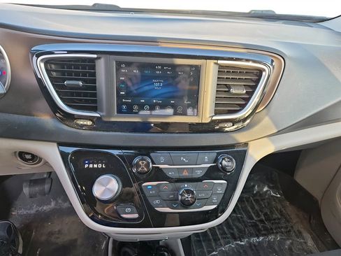 Used 2018 Chrysler Pacifica Touring Plus w/ Tire & Wheel Group FWD image 22