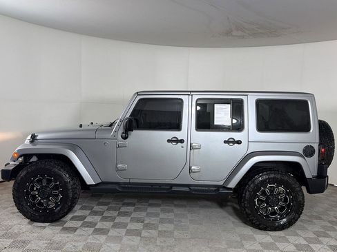 Used 2014 Jeep Wrangler Unlimited Sahara w/ Connectivity Group AWD/4WD image 3