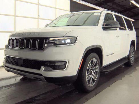 Used 2025 Jeep Wagoneer L Series II AWD/4WD image 3