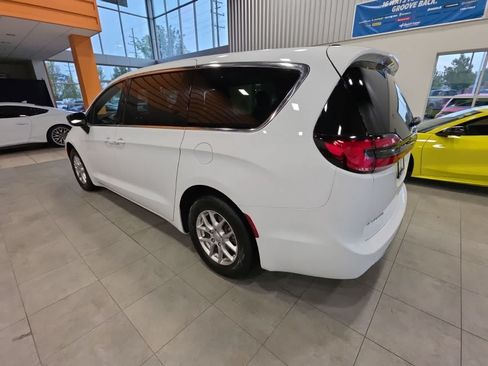 Used 2026 Chrysler Pacifica Select FWD image 12