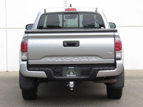 Used 2022 Toyota Tacoma TRD Sport w/ TRD Premium Sport Package AWD/4WD image 7