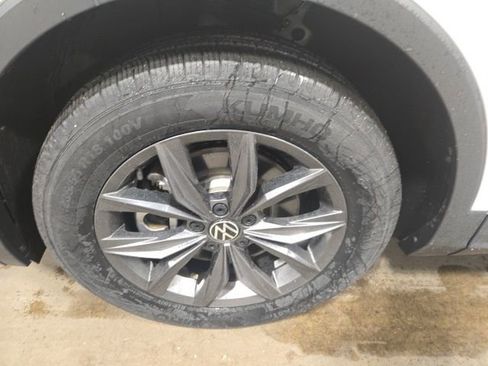 Used 2023 Volkswagen Tiguan SE w/ Panoramic Sunroof Package image 11