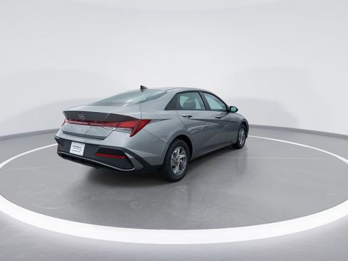 New 2026 Hyundai Elantra SE FWD image 8