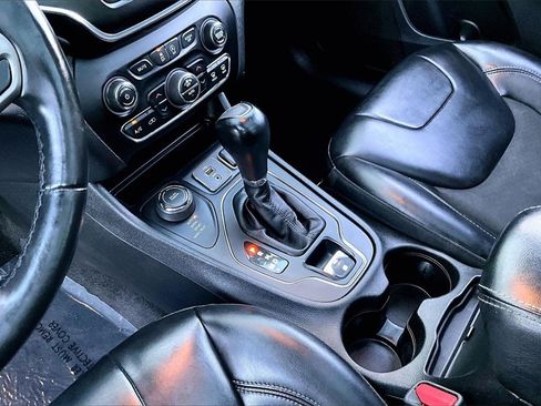 Used 2019 Jeep Cherokee Latitude Plus w/ Comfort/Convenience Group image 17