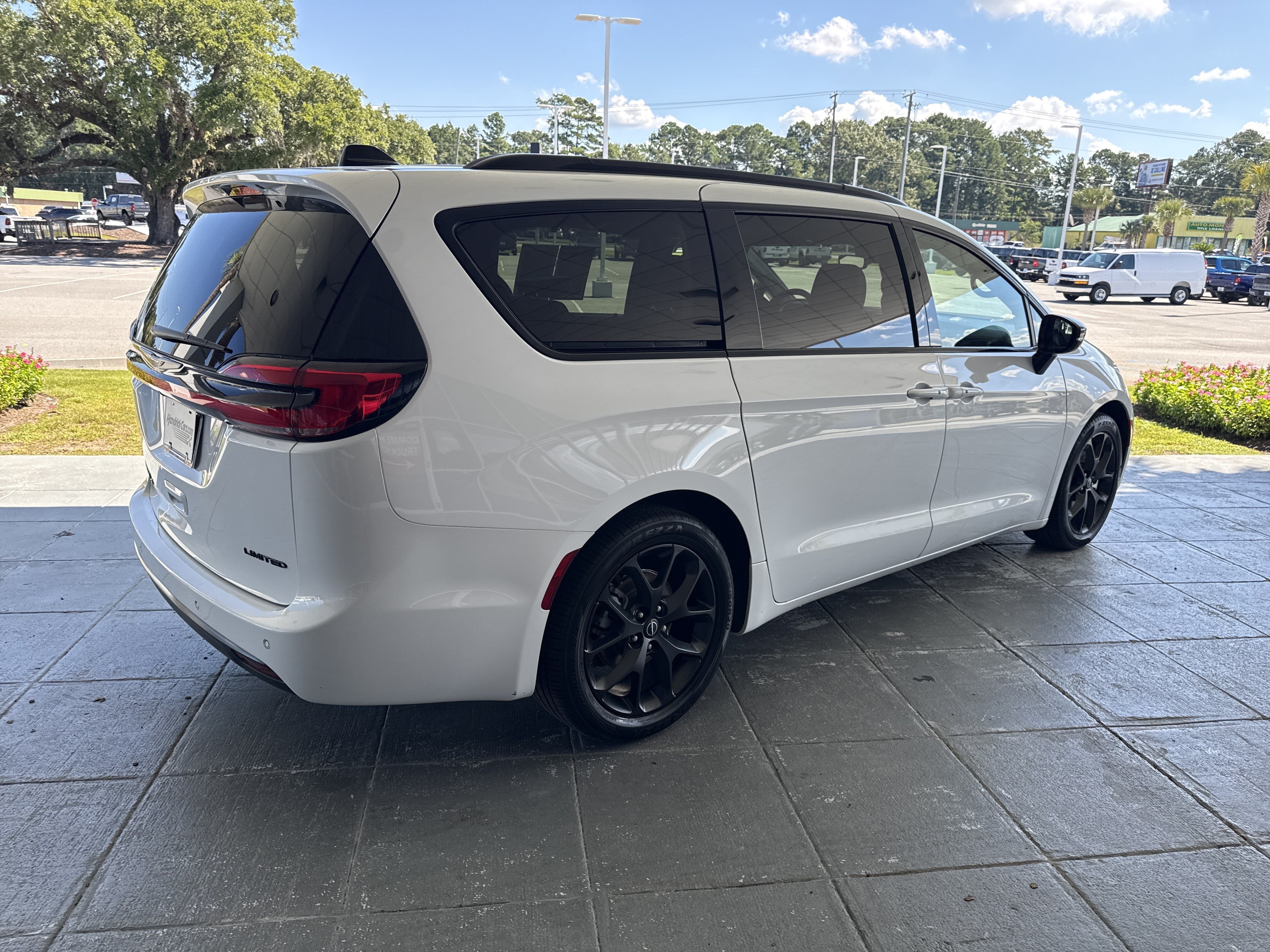 Used 2025 Chrysler Pacifica Limited FWD image 9
