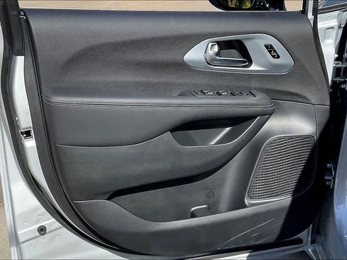 New 2026 Chrysler Pacifica Limited image 10