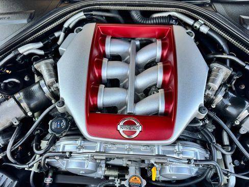 Used 2014 Nissan GT-R Black Edition image 11