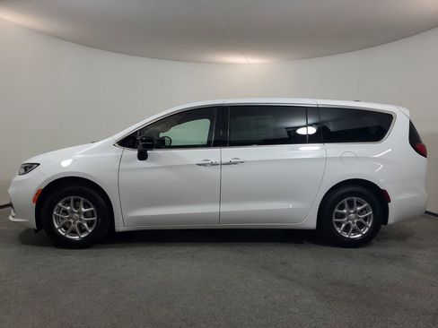 New 2026 Chrysler Pacifica Select image 4