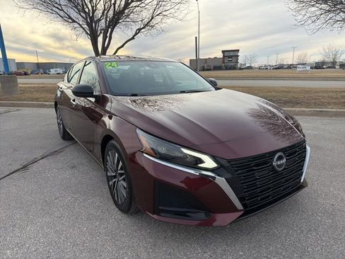 Used 2024 Nissan Altima 2.5 SV image 2