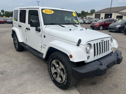 Used 2018 Jeep Wrangler Unlimited Sahara w/ Connectivity Group AWD/4WD image 3