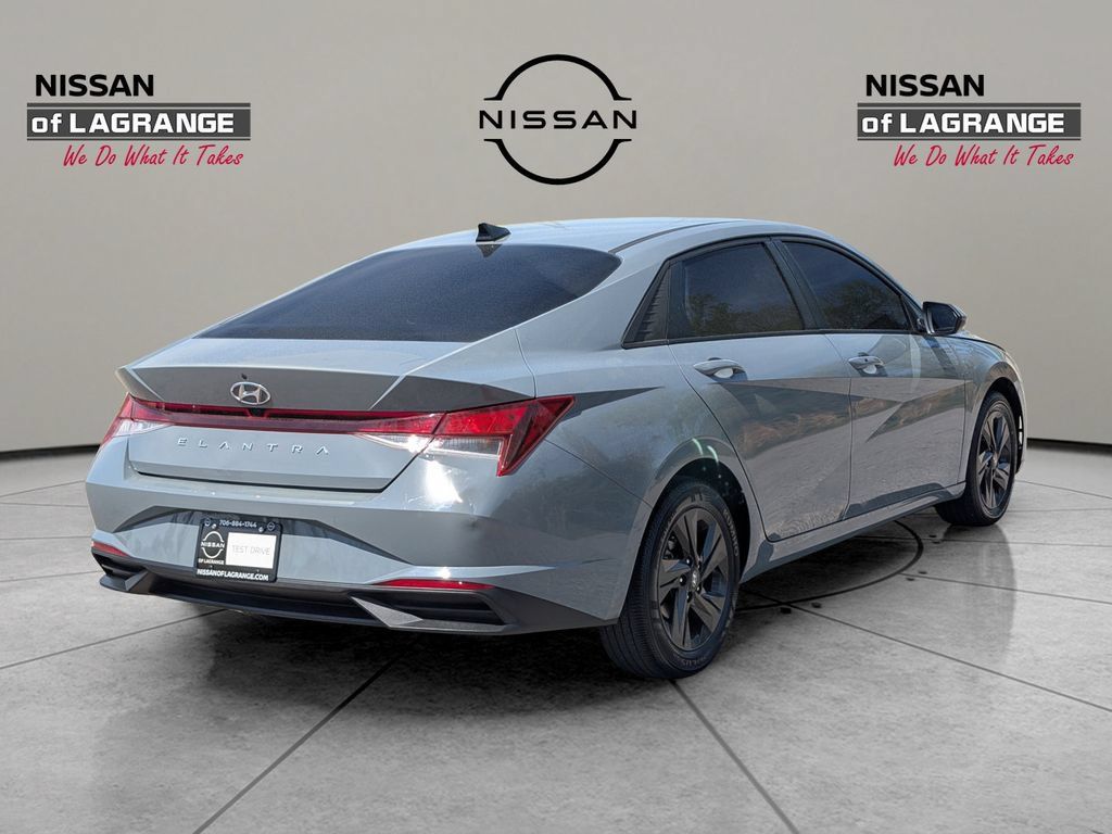 Used 2022 Hyundai Elantra SEL w/ Cargo Package FWD image 5