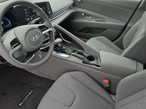 Used 2025 Hyundai Elantra SE image 9