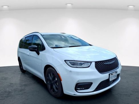 Used 2025 Chrysler Pacifica Limited FWD image 12