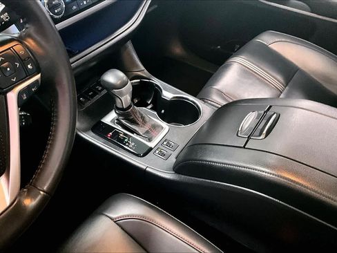 Used 2019 Toyota Highlander SE image 15
