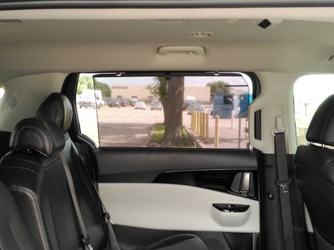 Used 2024 Kia Carnival EX FWD image 22