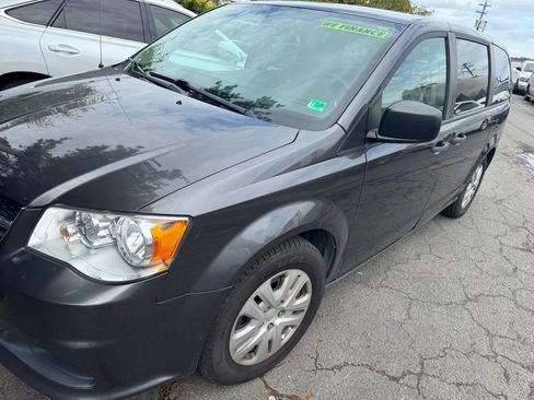 Used 2019 Dodge Grand Caravan SE w/ UConnect Hands-Free Group image 4
