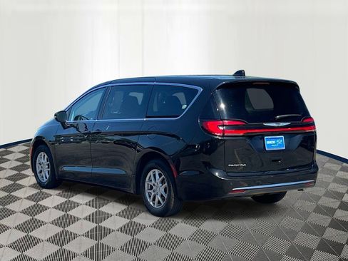 Used 2023 Chrysler Pacifica Touring-L FWD image 4