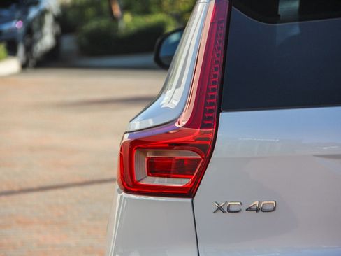 Used 2025 Volvo XC40 B5 Plus image 9