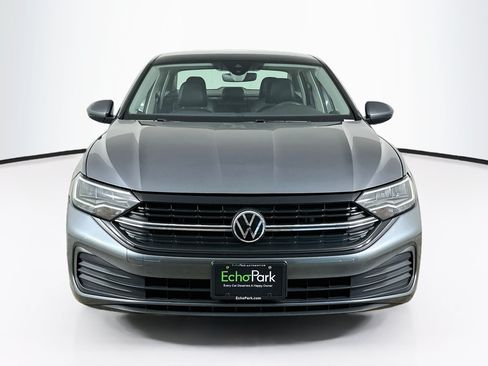 Used 2024 Volkswagen Jetta SE FWD image 2