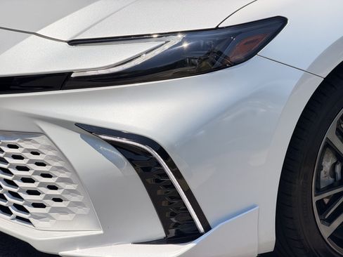 Used 2025 Toyota Camry XSE FWD image 8