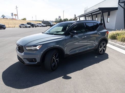 Used 2022 Volvo XC40 T5 R-Design image 3