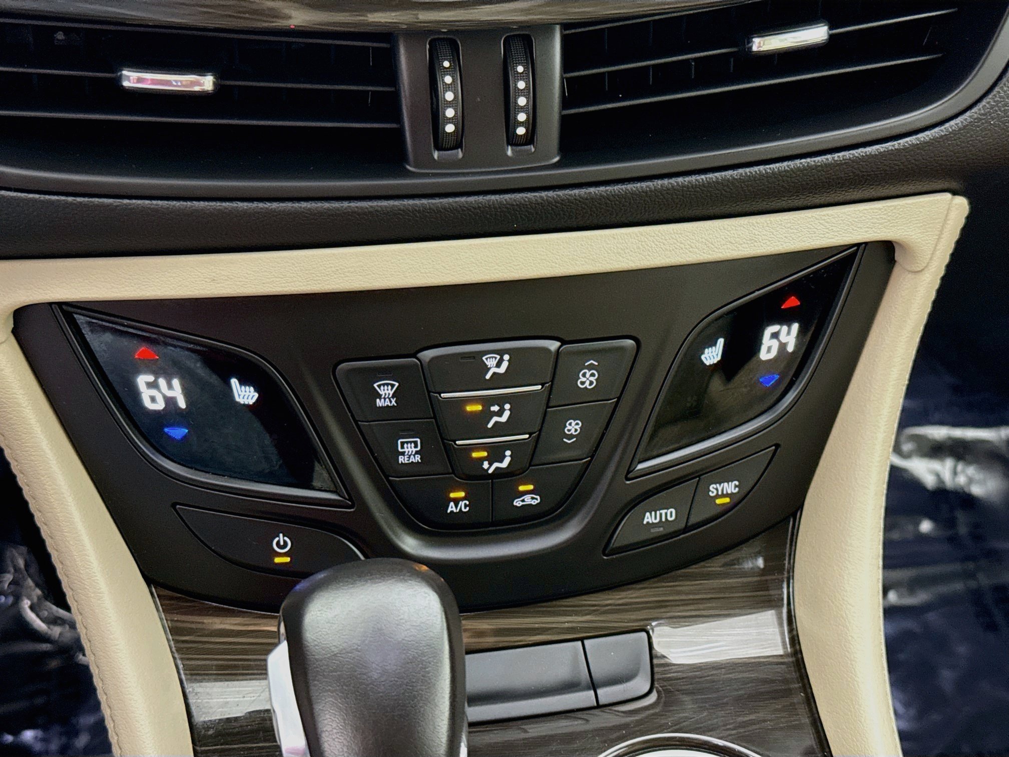 Certified 2020 Buick Envision Essence AWD/4WD image 16