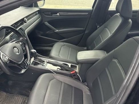 Used 2021 Volkswagen Passat 2.0T R-Line image 1