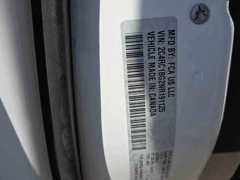 Used 2022 Chrysler Pacifica Touring-L image 6