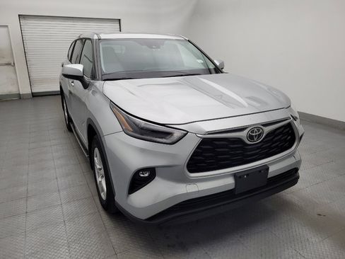 Used 2021 Toyota Highlander LE AWD/4WD image 14