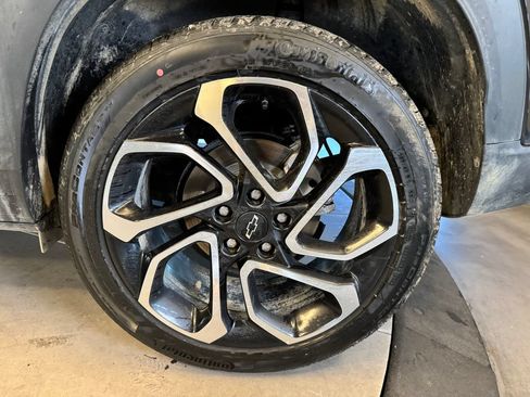 Used 2025 Chevrolet Trax RS w/ Sunroof Package FWD image 24