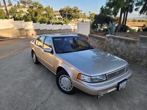Used 1994 Nissan Maxima SE image 2