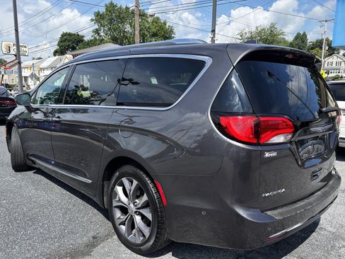 Used 2018 Chrysler Pacifica Limited w/ Advanced Safetytec Group FWD image 4