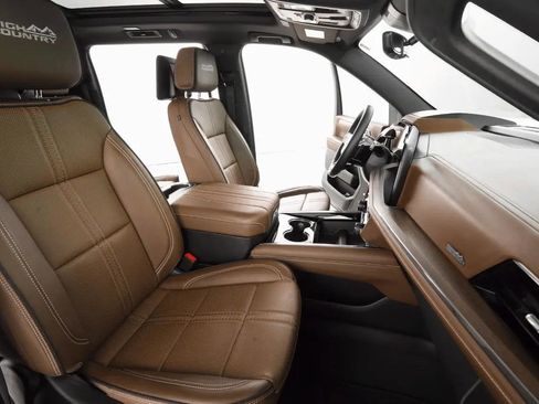 Used 2025 Chevrolet Suburban High Country image 23