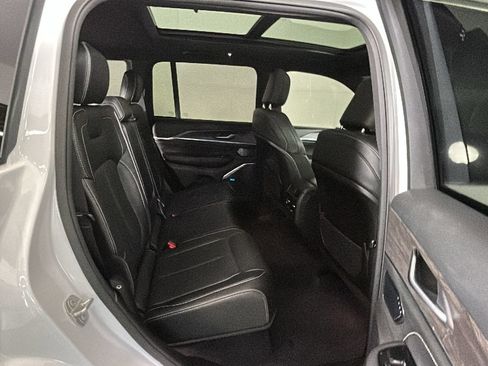 Used 2023 Jeep Grand Cherokee Overland AWD/4WD image 33