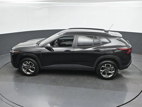 Used 2025 Chevrolet Trax LT FWD image 36