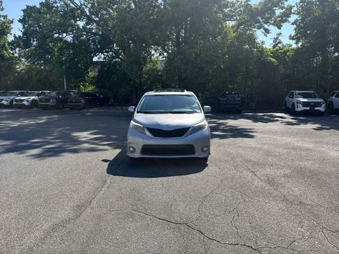 Used 2017 Toyota Sienna SE Premium FWD image 2